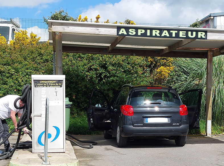 des tape-tapis et des aspirateurs qui aspirent bien vous sont proposés au centre de lavage Flipo 29 près de Landivisiau dans le Finistère