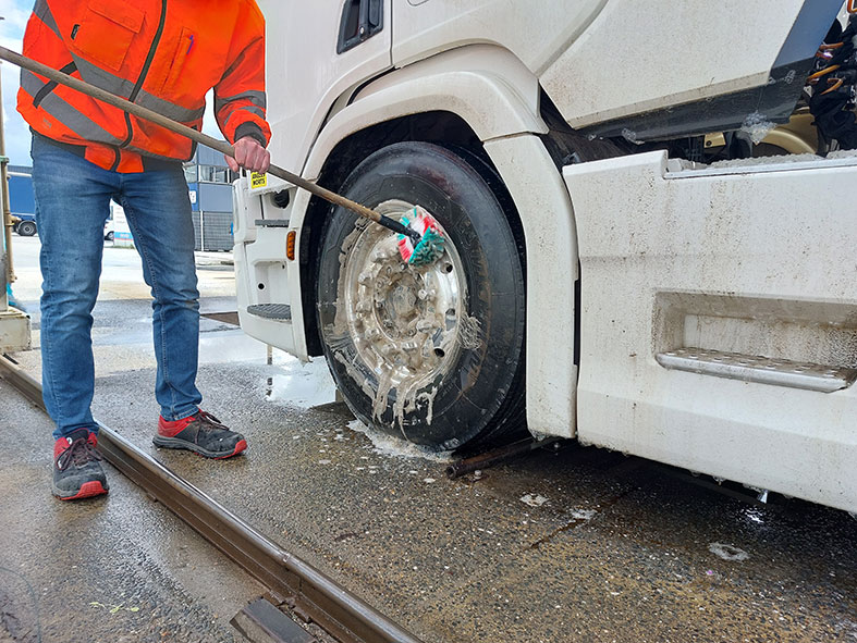 Lavage de jantes de camions à la brosse, rouleau pour camion, poids lourds