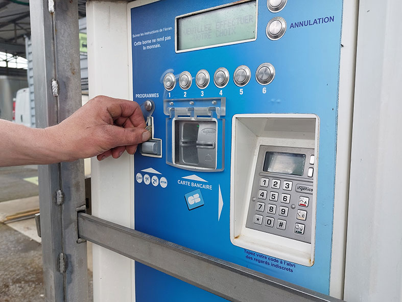 Choisissez votre programme et insérer votre monnaie pour laver votre auto sur les portiques automatiques à rouleaux sans rayures