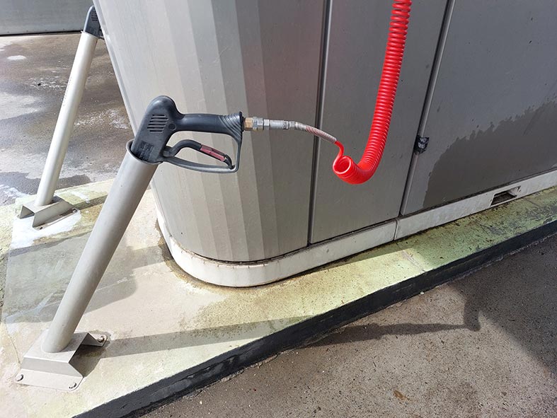 3 lances sont disponibles sur les pistes de lavage, chacune d'elles à une fonction de lavage, la rouge, la bleu, la jaune