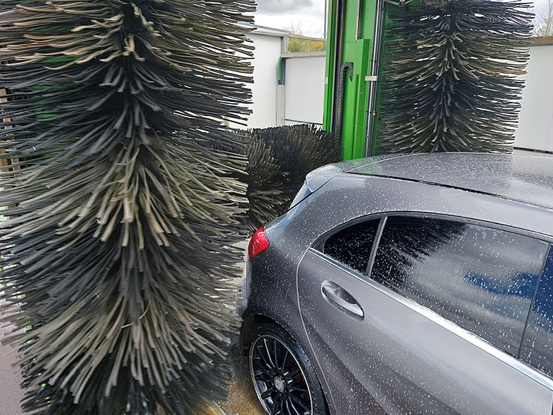 à la sortie des rouleaux de lavage, votre voiture est propre brillante, sèche et lustrer selon le programme que vous utilisez