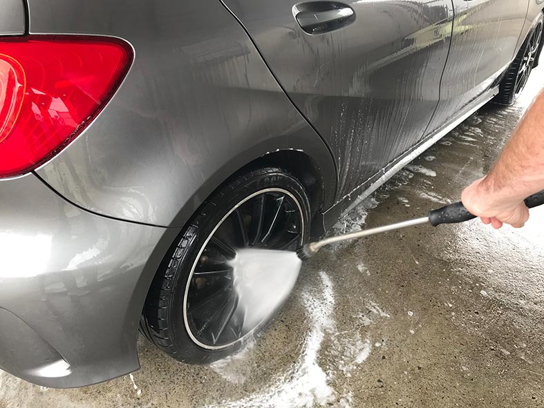 Voiture En Mousse Active Dans Un Lave-auto En Libre-service